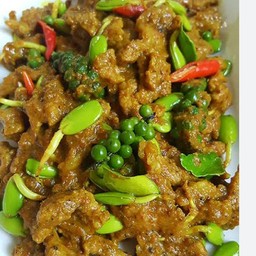 ผัดเผ็ดหน่อเหรียง
