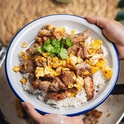 สามชั้นคั่วไข่ราด