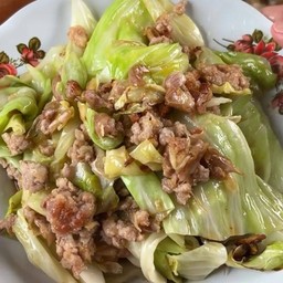 ข้าวราดผัดกะหล่ำปลีน้ำปลา หมูสับ