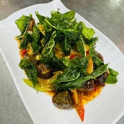 ไข่เยี่ยวม้ากระเพรากรอบ