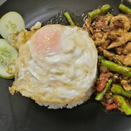 ข้าวผัดพริกแกง
