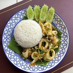 ข้าวปลาหมึกสดกระเทียม