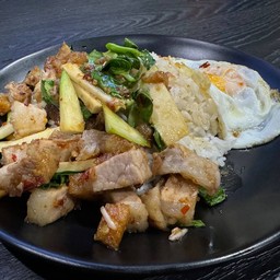 คะน้าหมูกรอบไข่ดาว