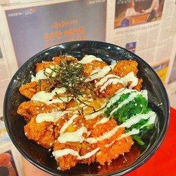 ข้าวไก่ทอดเกาหลีสามสหายราดซอสมาโยไข่ดองซีอิ๊ว