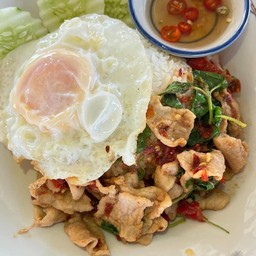 ข้าวกะเพราหมูชิ้น+ไข่ดาว