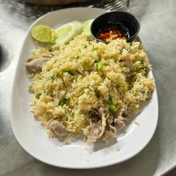 ข้าวผัดไข่หมูหรือไก่ โปรดเลือก