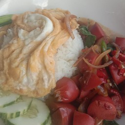 กระเพราไส้กรอกแดงในตำนาน+ไข่ข้น