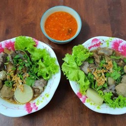 ยิปซีก๋วยเตี๋ยวเนื้อตุ๋น,ผัดกระเพราเนื้อ