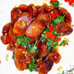 กระเพรากุนเชียงราดข้าว