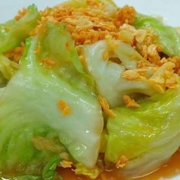 กะหล่ำผัดน้ำปลาราดข้าว