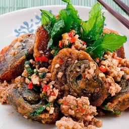 กะเพราไข่เยี่ยวม้ากับข้าว