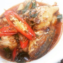 กระเพราปลากระป๋อง ราดข้าว