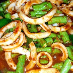 พริกแกงปลาหมึกราดข้าว