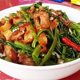 ผัดผักบุ้งไฟแดงหมูกรอบ