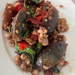 กระเพราไข่เยี่ยวม้าราดข้าว