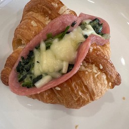 ครัวซองแฮมผักโขมอบชีส