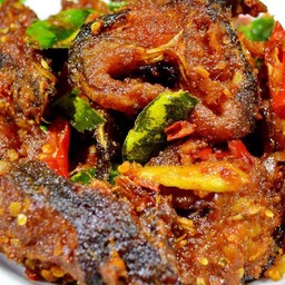 ผัดพริกแกงปลาดุกกรอบราดข้าว