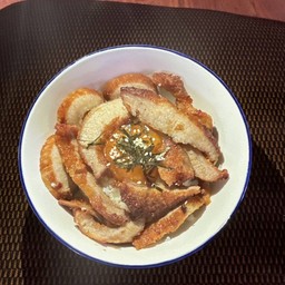 ข้าวคอหมูทอด ไข่แดงดองซีอิ๋ว