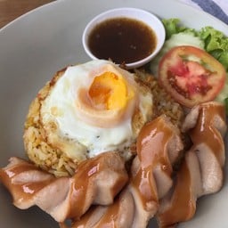 ข้าวหมกสามสีไข่ดาว+ไส้กรอก