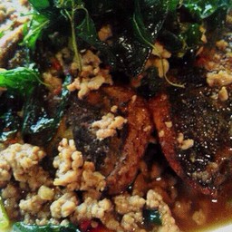 กระเพราไข่เยี่ยวม้าราดข้าว