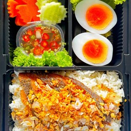 ข้าวหน้าปลานิลทอดแกะ+ไข่ต้ม+ผักสด(กล่องดำ3ช่อง)
