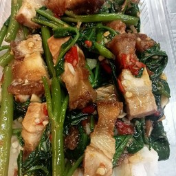 ผัดผักบุ้ง หมูกรอบ