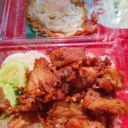 หมูทอดกะเทียม+ไข่ดาว พร้อมน้ำซุป