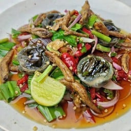 ยำไข่เยี่ยวม้าปลากรอบ