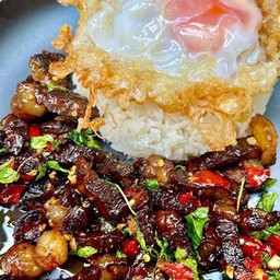 ข้าวกะเพราเนื้อแดดเดียว 100g ไข่ดาว