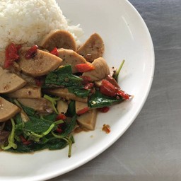 กระเพราหมูยอราดข้าว