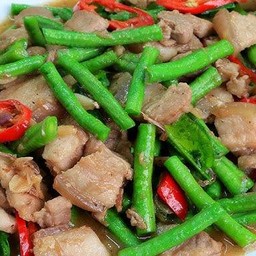 ผัดถั่วใส่หมูกับข้าว