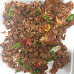 กะเพราหมูสับคลุกไข่ดาว