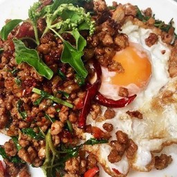 ข้าว กระเพราเนื้อสับผัดพริกแห้ง+ไข่ดาว ( 3 ) กล่อง