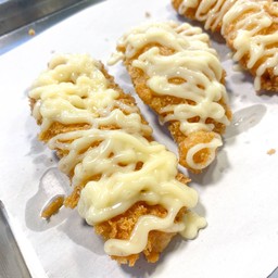 ไก่ทอดไร้กระดูกราดซอสมายองเนส