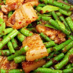 พริกแกงหมูสามชั้นราดข้าว