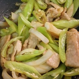 ผัดพริกหยวกราดข้าว (หมู- ไก่)