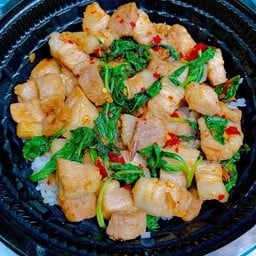 หมูสามชั้นกะเพราราดข้าว