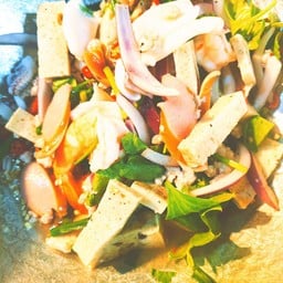 ยำเหลารวมมิตร(หมูสับ หมูยอ ไส้กรอกไก่ กุ้ง ปลาหมึก)