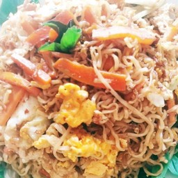 ผัดมาม่าใส่หมูสับไส้กรอก