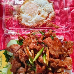 กะเพราหมูชิ้นเนี้อล้วน+ไข่ดาว พร้อมน้ำซุป