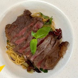 สปาเก็ตตี้พริกแห้งเนื้อย่าง