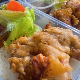 ข้าวไก่ทอดซอสน้ำปลา