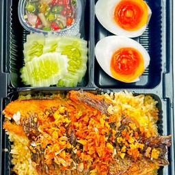 ข้าวผัดปลานิลทอดไข่ต้ม(กล่องดำ3ช่อง) (ร้านได้จากไลน์แมน70฿)