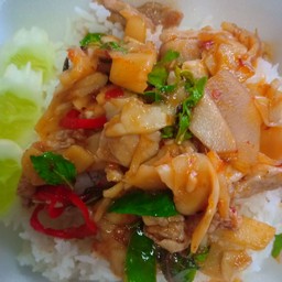 พริกแกงหมูไส่หน่อไม้ราดข้าว