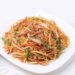 เส้นหมี่ ผัดแห้งสามสหาย (หมูกรอบ หมูแดง และแครอท) (S)