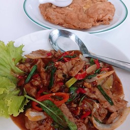 ผัดพริกเผาเนื้อชิ้นราดข้าว