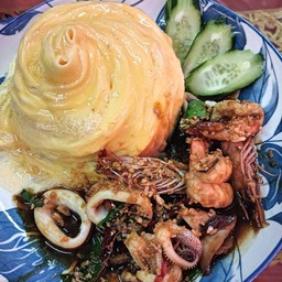 ข้าวผัดพริกเกลือทะเลราดข้าว