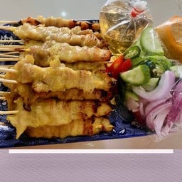หมูสะเต๊ะ สูตรโบราณ (ชุด 50 ไม้ พร้อมน้ำจิ้ม อาจาดและผัก) แถมขนมปัง 2 แผ่น