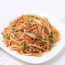 เส้นหมี่ ผัดแห้งสามสหาย (หมูกรอบ หมูแดง และแครอท) (M)