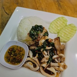 กะเพราหมึกราดข้าว